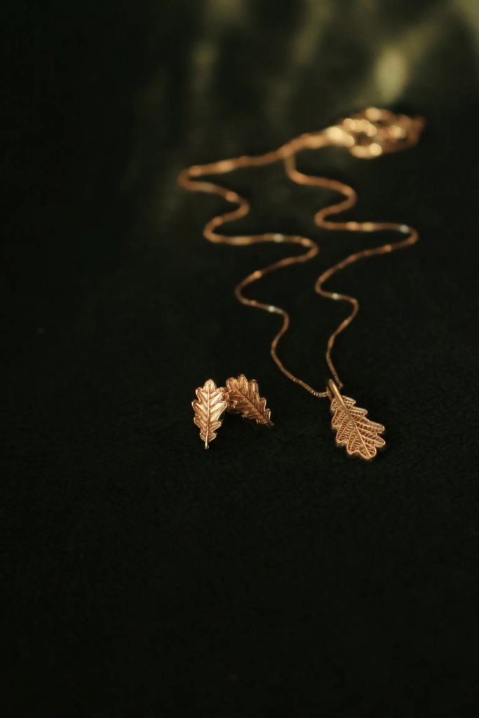 Naszyjnik damski z liściem i kolczyki damskie w kształcie liści